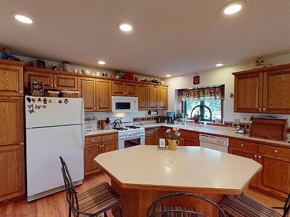 4th image of 1045 Prairie Ln NE