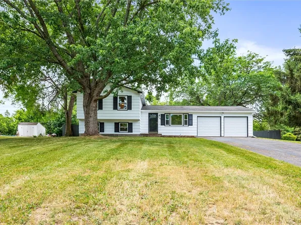 146 Hidden Creek Ln, Hamlin, NY 14464