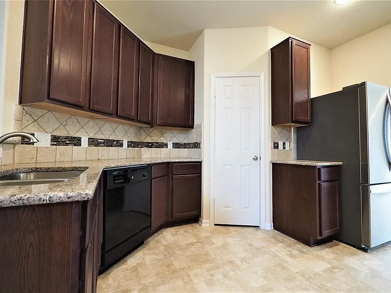 3314 Madison Elm St — Photo 6