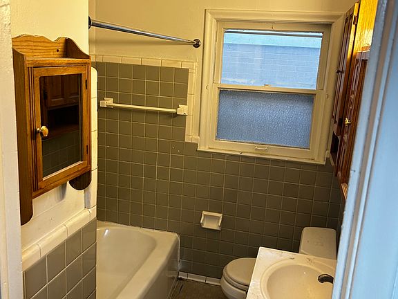 5th image of 3105 Menominee Ave