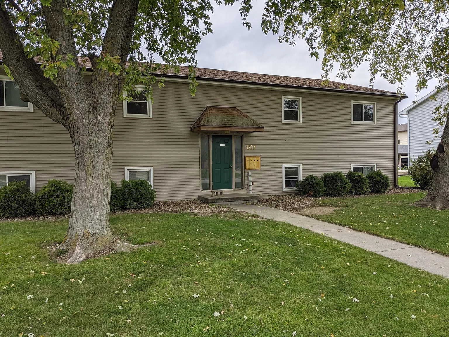 2 bed, 950 sqft, $900 — Photo 1