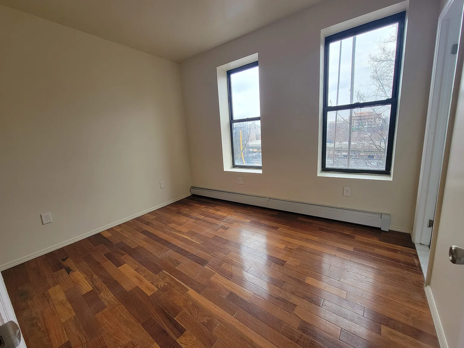 3 bed, 1000 sqft, $3,695 — Photo 2