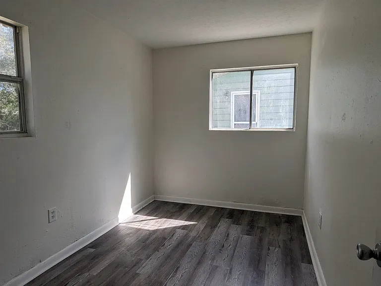 227 Bay St NW — Photo 8