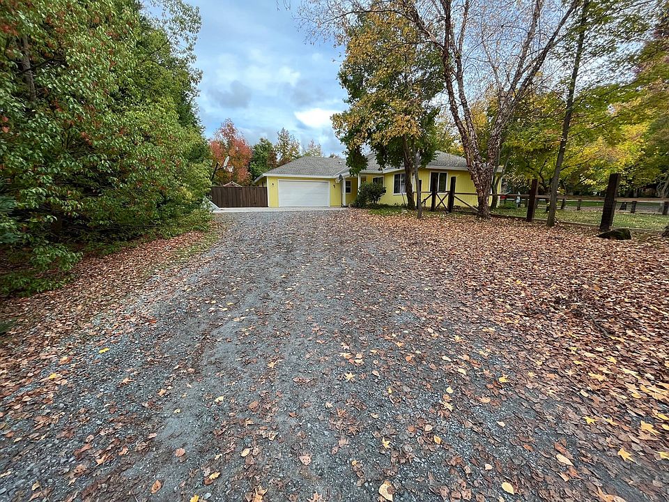 Drive Way with lots of parking