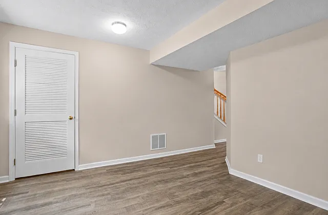 911 Tanglewood Dr — Photo 3