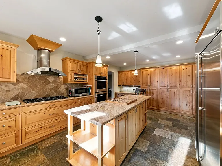 458 Center St — Photo 23