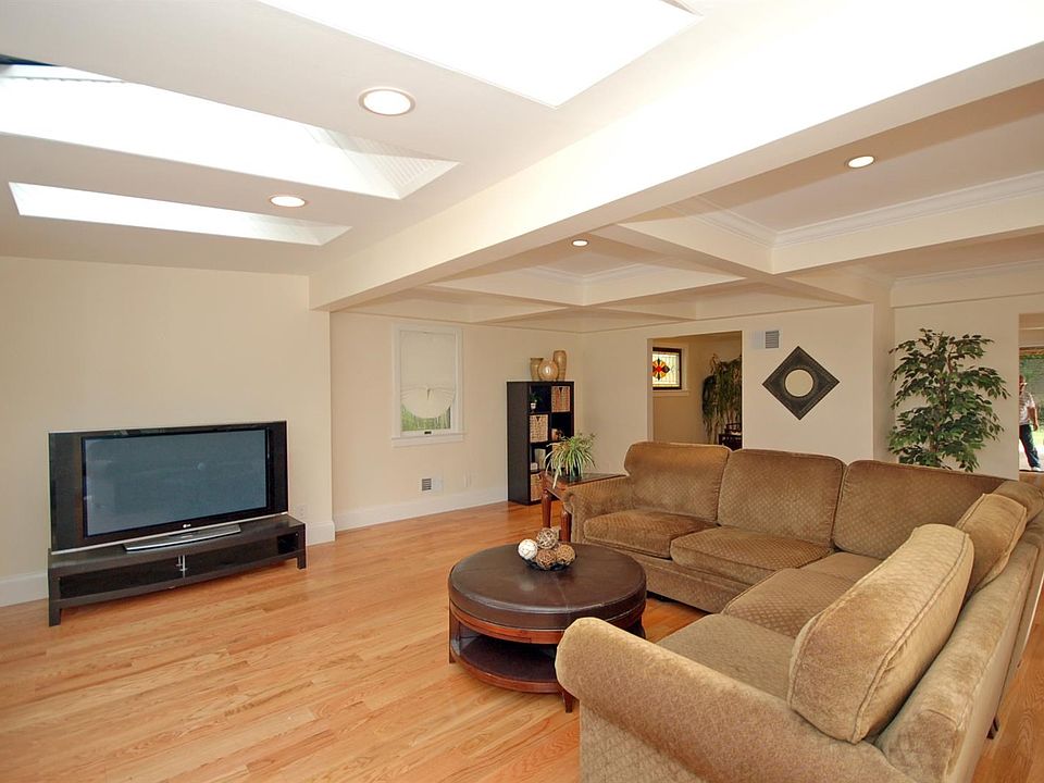 1st image of 8 Hillcrest Pl