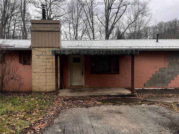 128 E Valley Rd, Hurricane, WV 25526