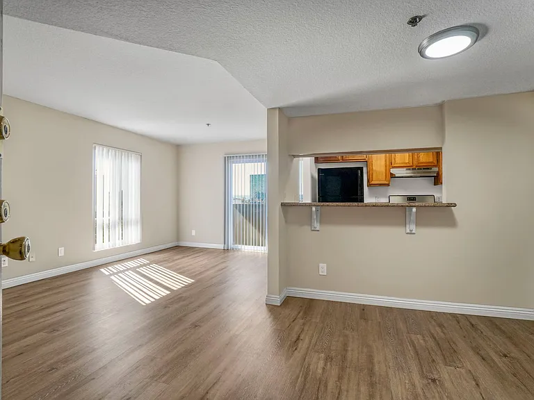 511 Carondelet Apartments — Photo 10