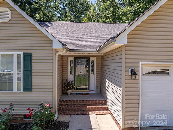 5th image of 814 Brooklee Dr