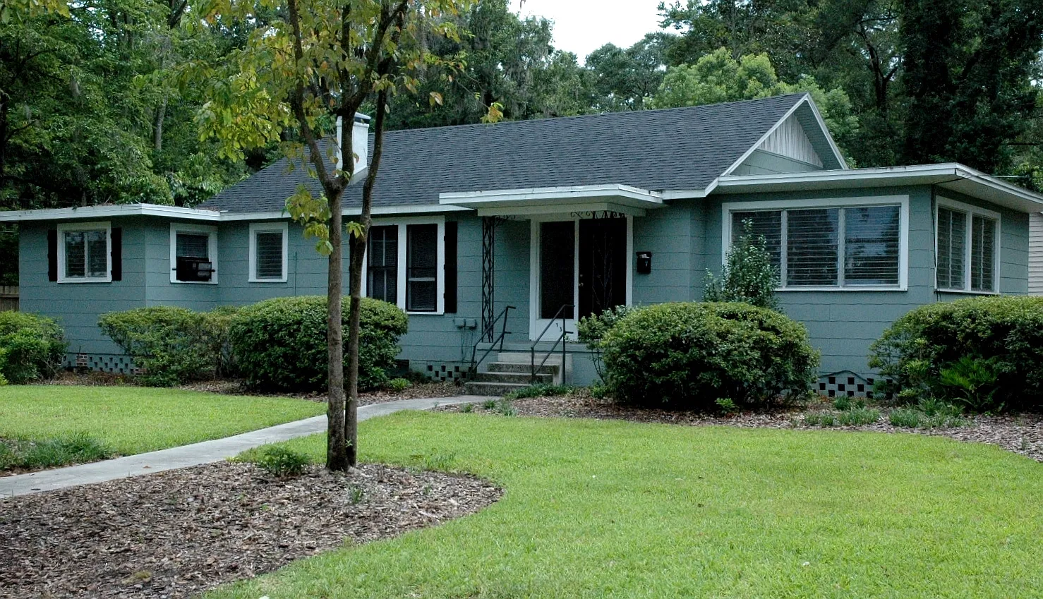 3 Bedroom, 2 Bathroom House (w/ Study) Blocks from UF — Photo 1