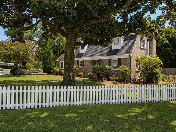 3rd image of 740 Shamrock Ln