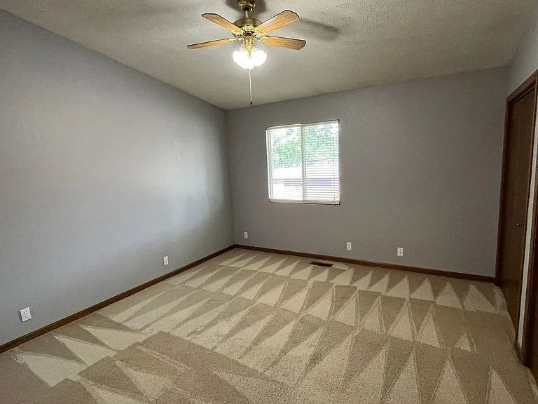 1417 W Charles St — Photo 22