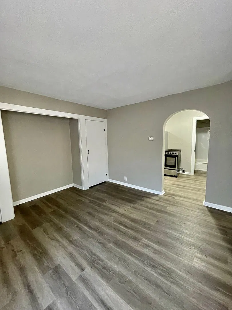 Remodeled Studio HOUSE with Fence and Garage — Photo 2