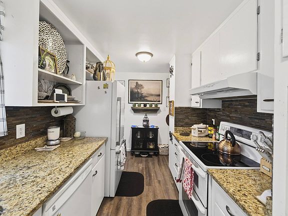 2nd image of 2106-2108 Trippe St