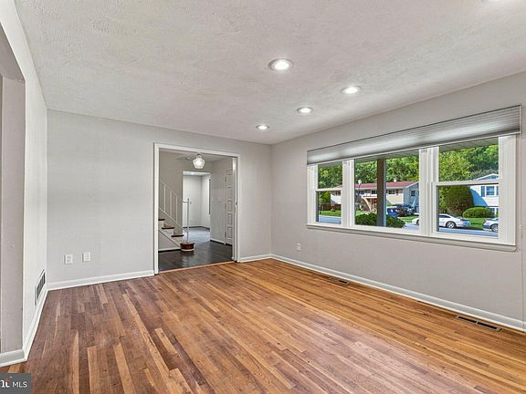 5th image of 4631 Hawksbury Rd