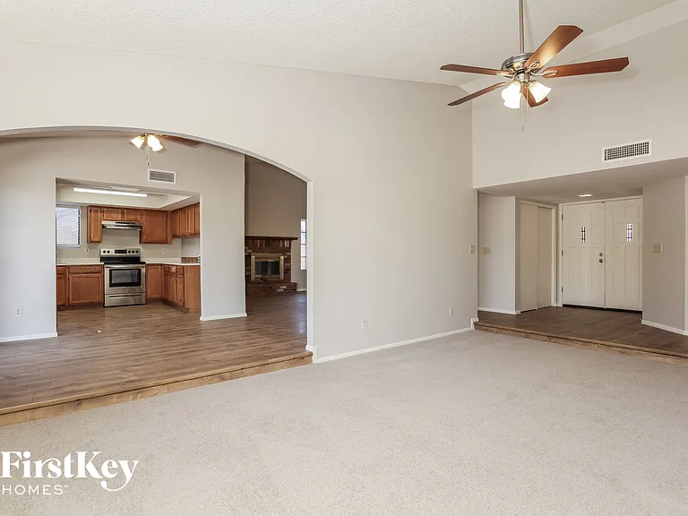 10015 N 65th Ave — Photo 4