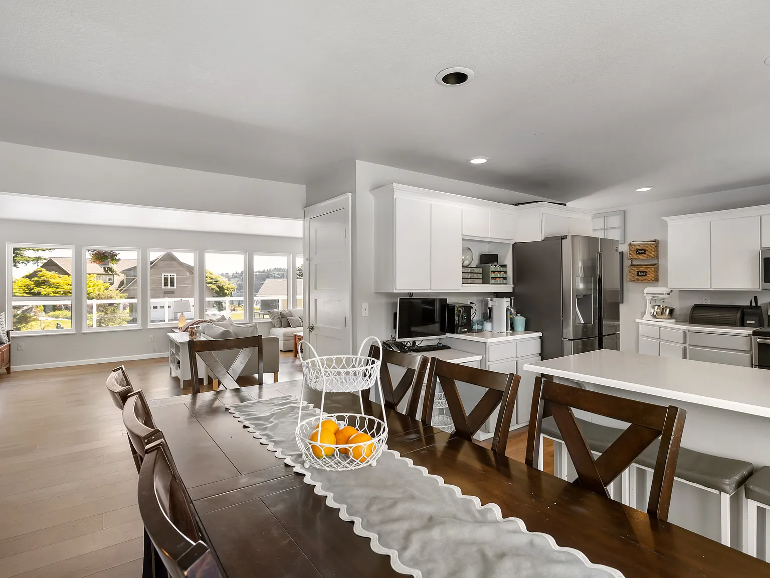 3 bed, 2700 sqft, $3,450 — Photo 3