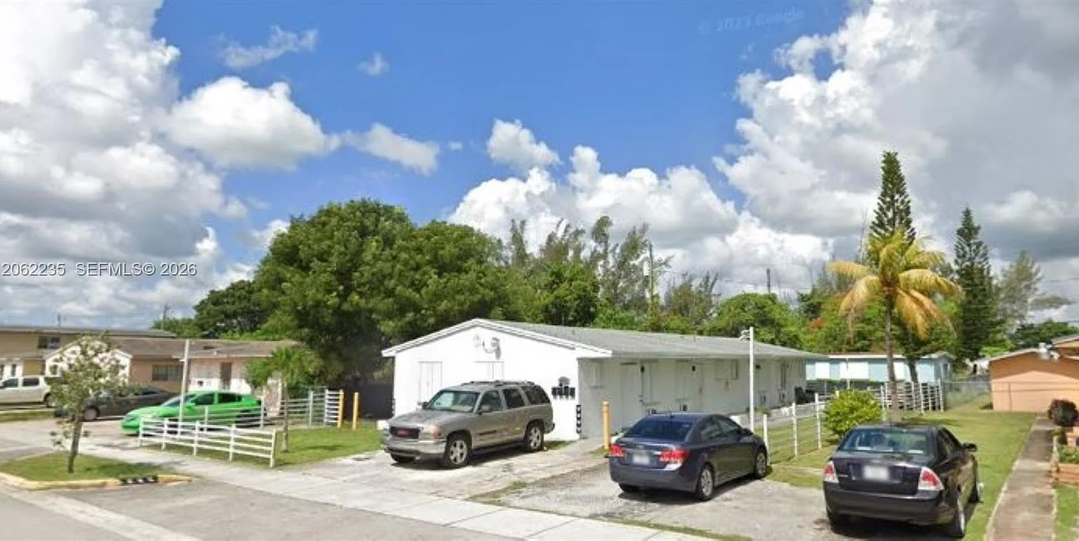 Coral Bay Manor — Photo 1