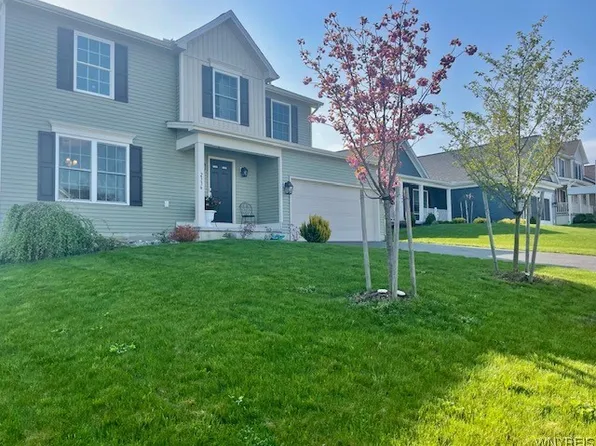 2336 Burbank Dr, Lake View, NY 14085