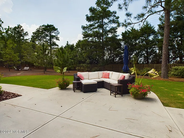 4 McQueen Pl — Photo 27