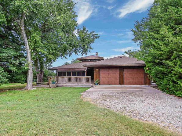 2910 Lakewood Dr, Manhattan, KS 66503