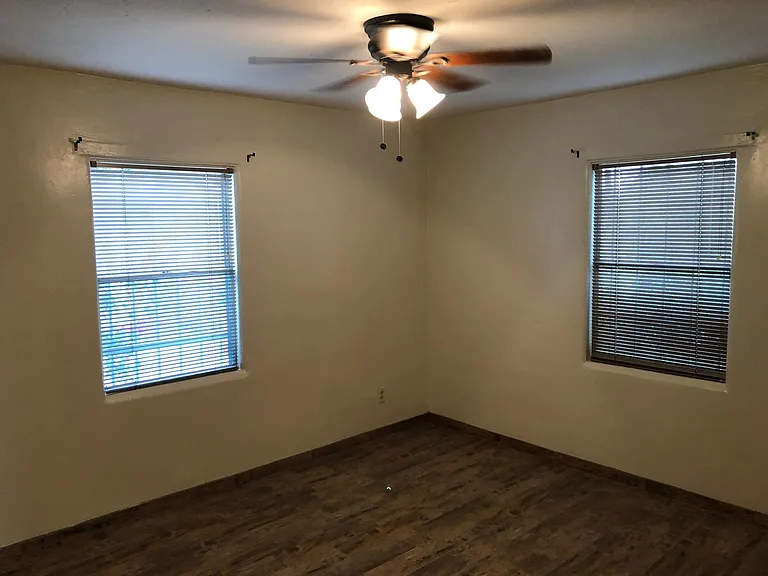 1419 E Hedrick Dr — Photo 17