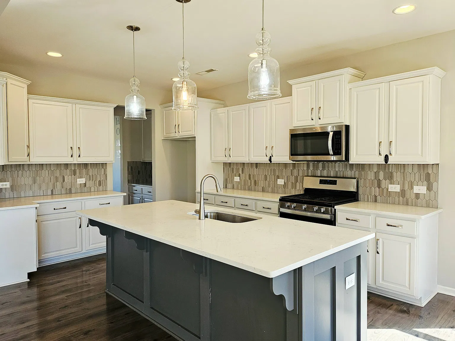 4 bed, 2764 sqft, $2,500 — Photo 2