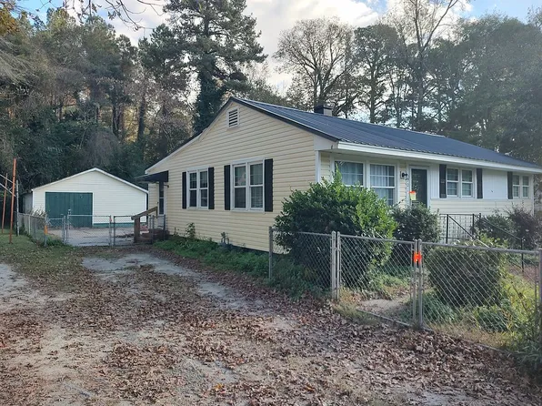 901 Candlewood Dr, Kinston, NC 28501