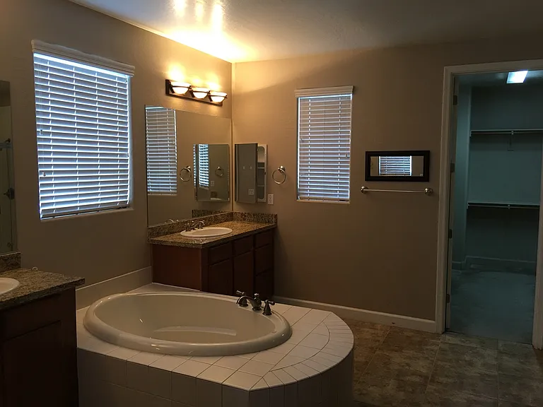 300 W Wisteria Pl — Photo 21