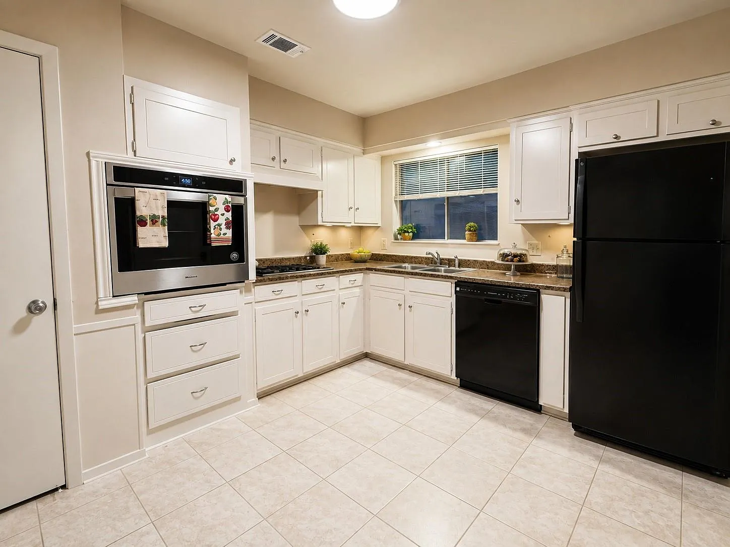 3 bed, 2.0 bath, 1805 sqft, $1,800 — Photo 4