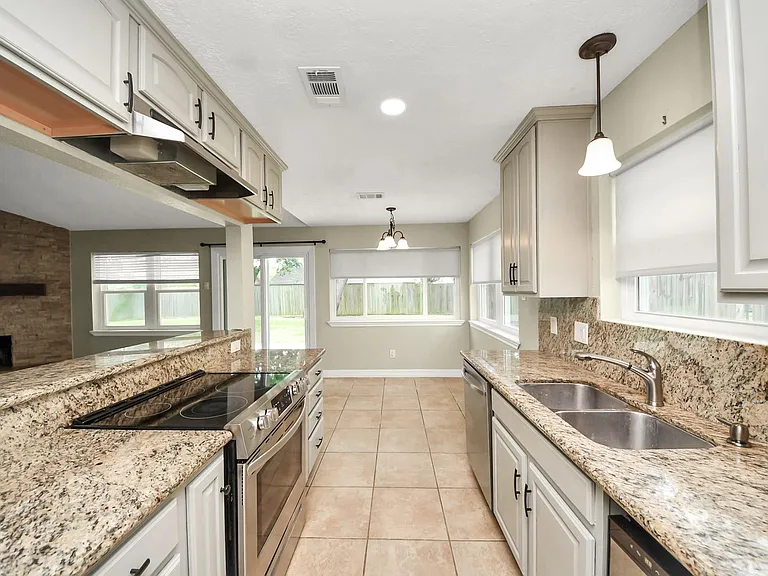 1104 N Heron Dr — Photo 10