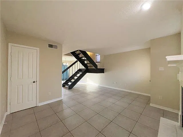2 bed, 1.5 bath, 1085 sqft, $1,400 — Photo 3