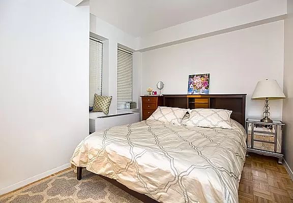 4th image of 150 W 51st St #1024D