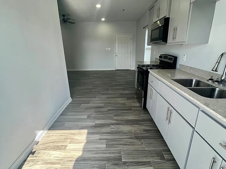 1122 E 20th St #5 — Photo 5