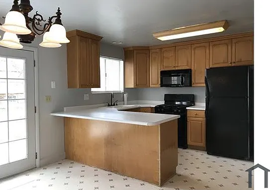 6 bed, 2340 sqft, $3,228 — Photo 4