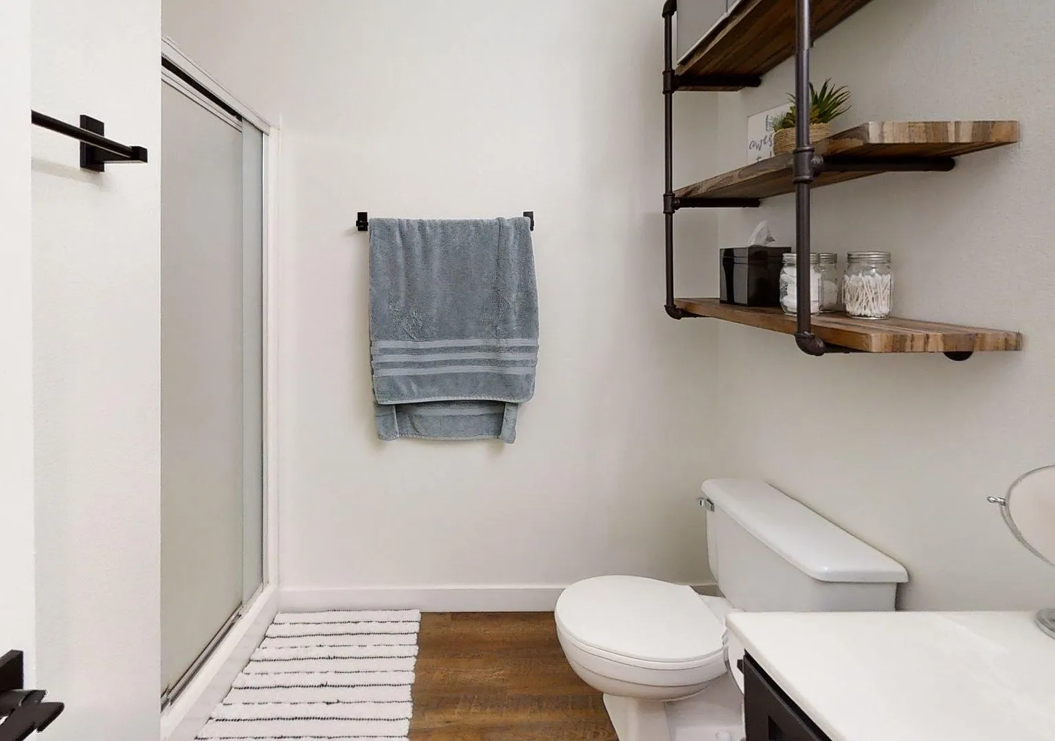 H711 - Hodge Apartments — Photo 4