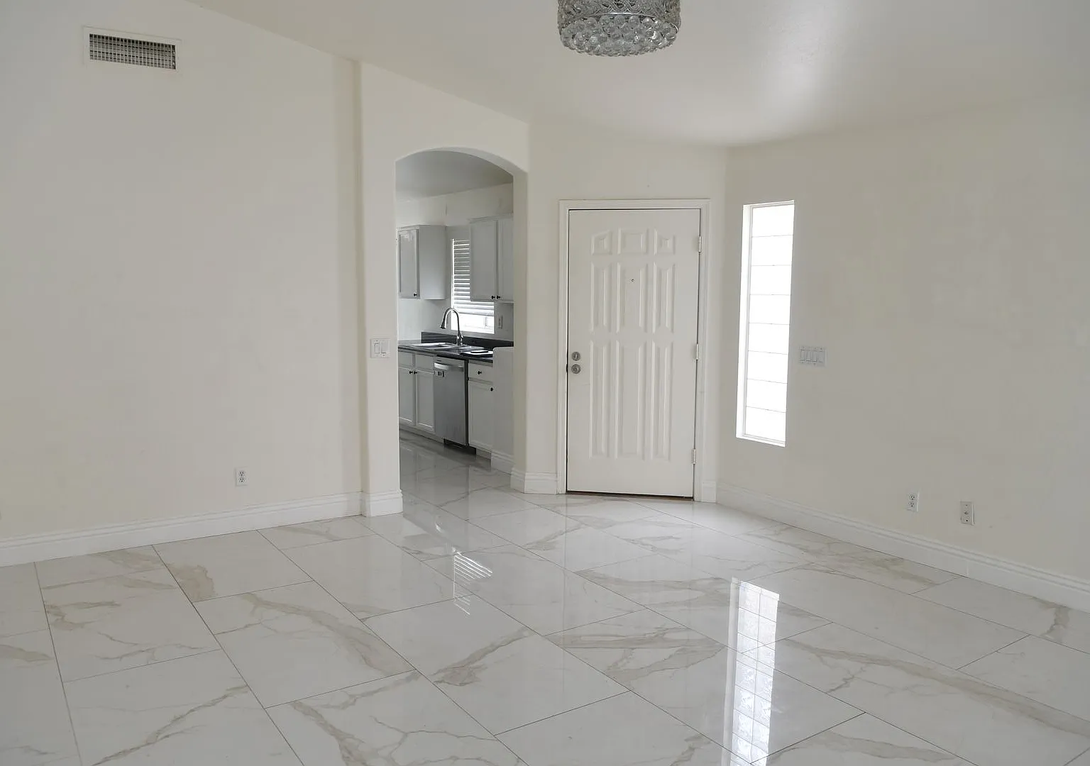 Ideal 3 Br 2 Ba 2 Car Garage Home with SOLAR Near 202 Bypass and 40th St in Phoenix — Photo 4