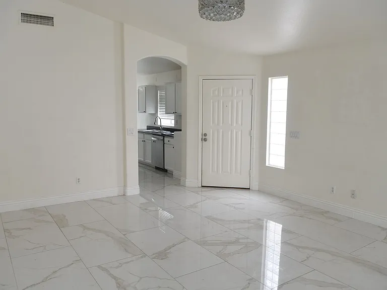16625 S 46th Pl — Photo 4