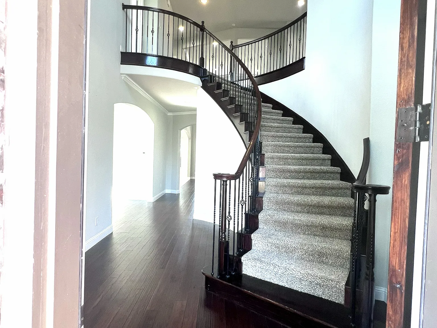4 bed, 3.5 bath, 3864 sqft, $3,900 — Photo 2