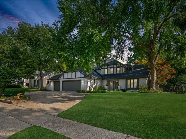 3605 Aspen Dr, West Des Moines, IA 50265