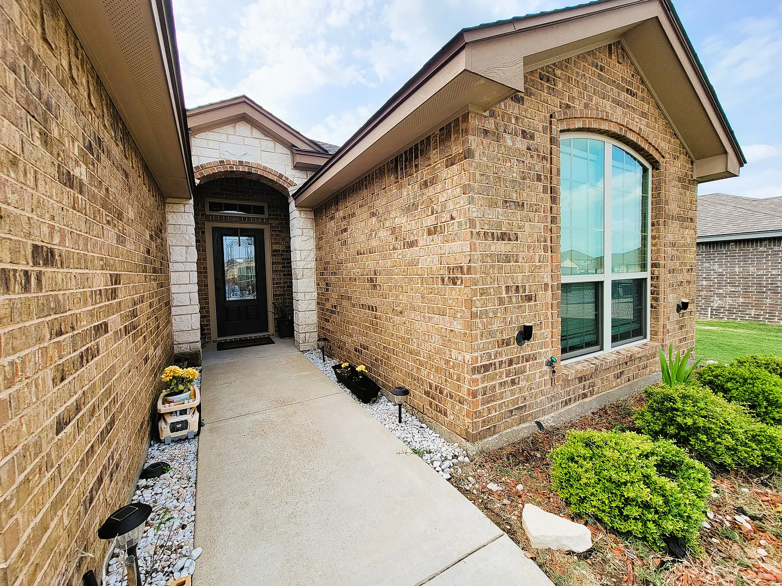 3 bed, 1845 sqft, $1,850 — Photo 2