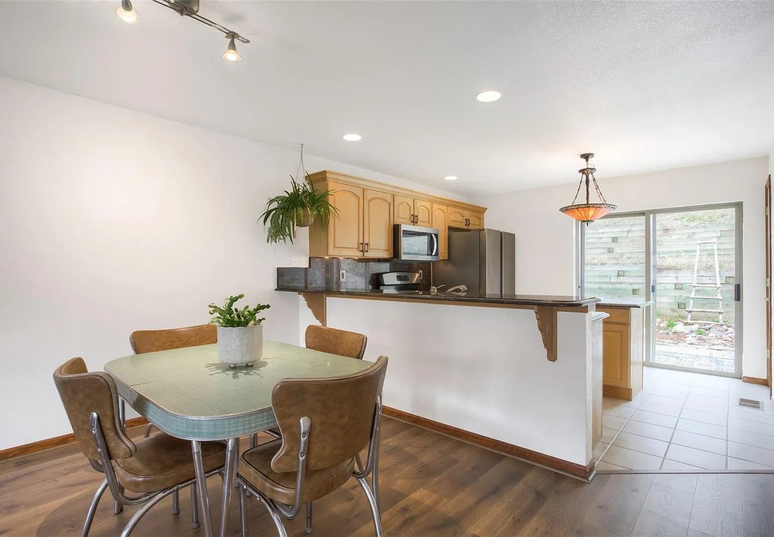 2 bed, 2.5 bath, 1234 sqft, $3,200 — Photo 2