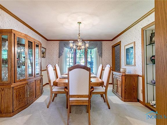 4th image of 375 Valley Ln