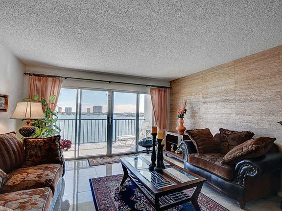 5th image of 3040 Lake Shore Dr APT 803