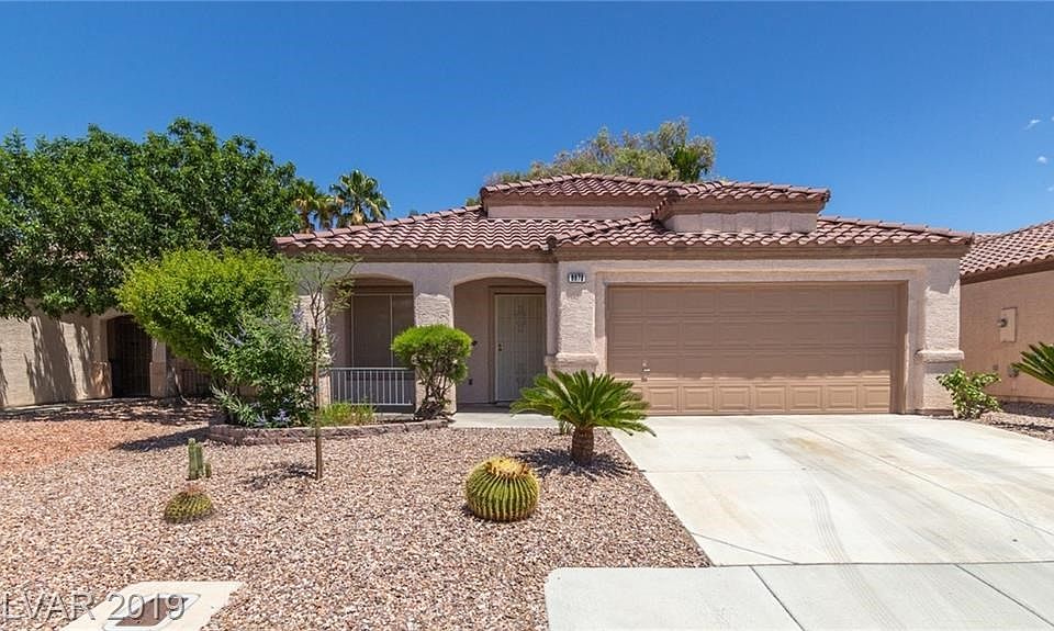 Lovely Silverado Ranch home close to shopping and restaurants...