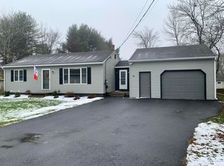 11 Spruce Ln, Topsham, ME 04086