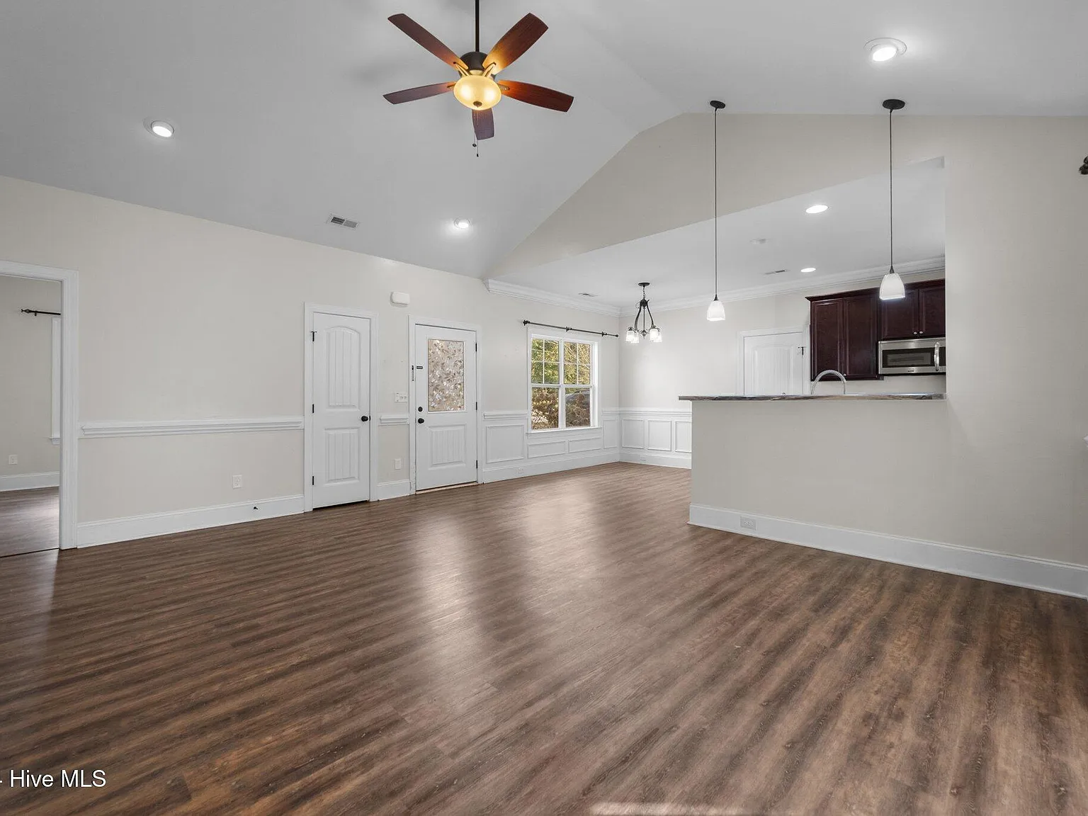 3 bed, 2.0 bath, 1248 sqft, $2,000 — Photo 4