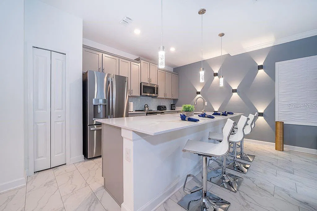 4 bed, 3.0 bath, 1914 sqft, $3,200 — Photo 2