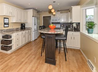 7100 N Rockledge Ave, Glendale, WI 53209